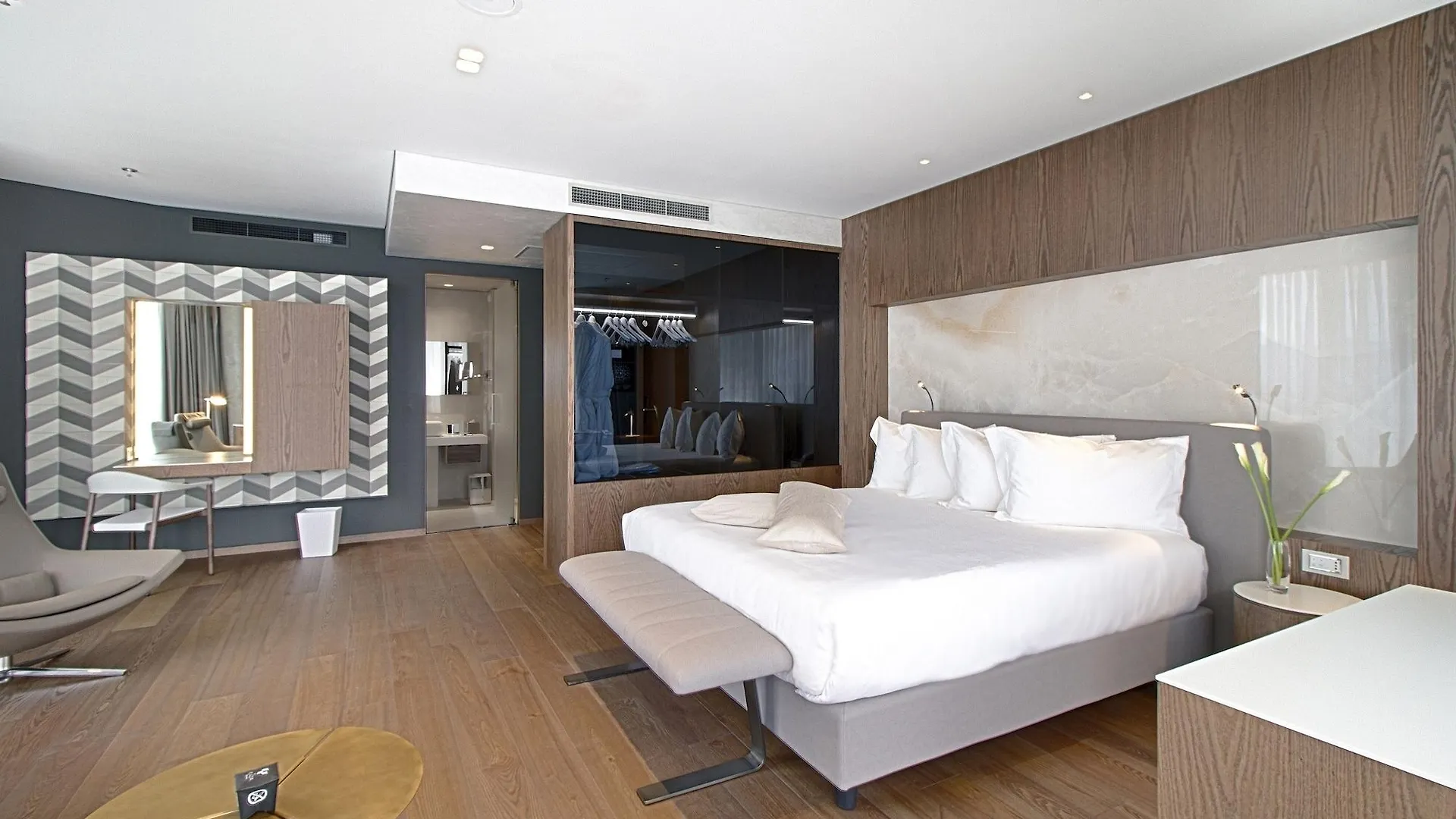 Maritim Hotel Plaza Tirana 5*,  Albania